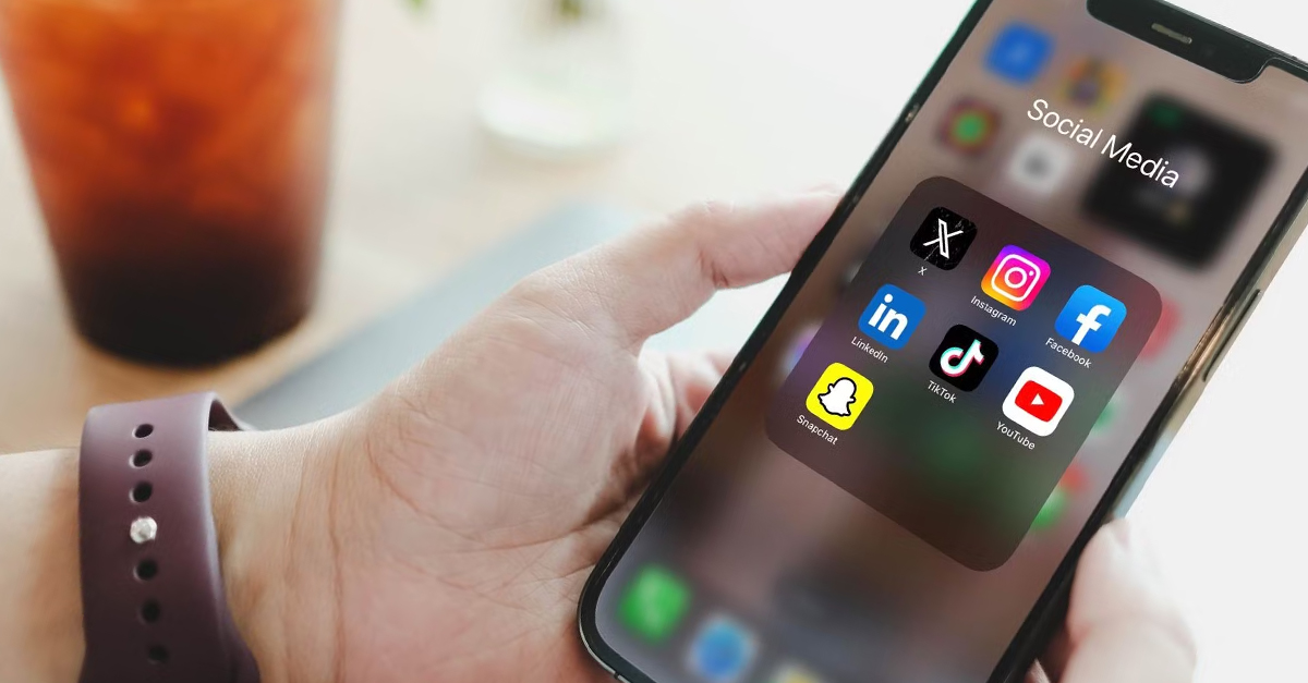 5 Ways to Use Social Media to Land Your Next Job (and 5 Things to Absolutely Avoid)
